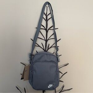 Brand new”Nike”Unisex crossbody bag.Size-W-8.5”-10”inc.Color-gray.🩶